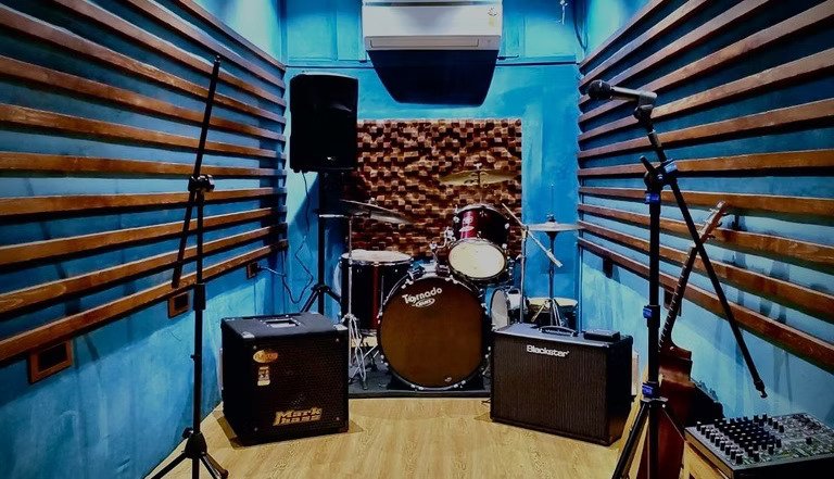 Jampad Studio in Delhi rehearsal room with drum kit and amps